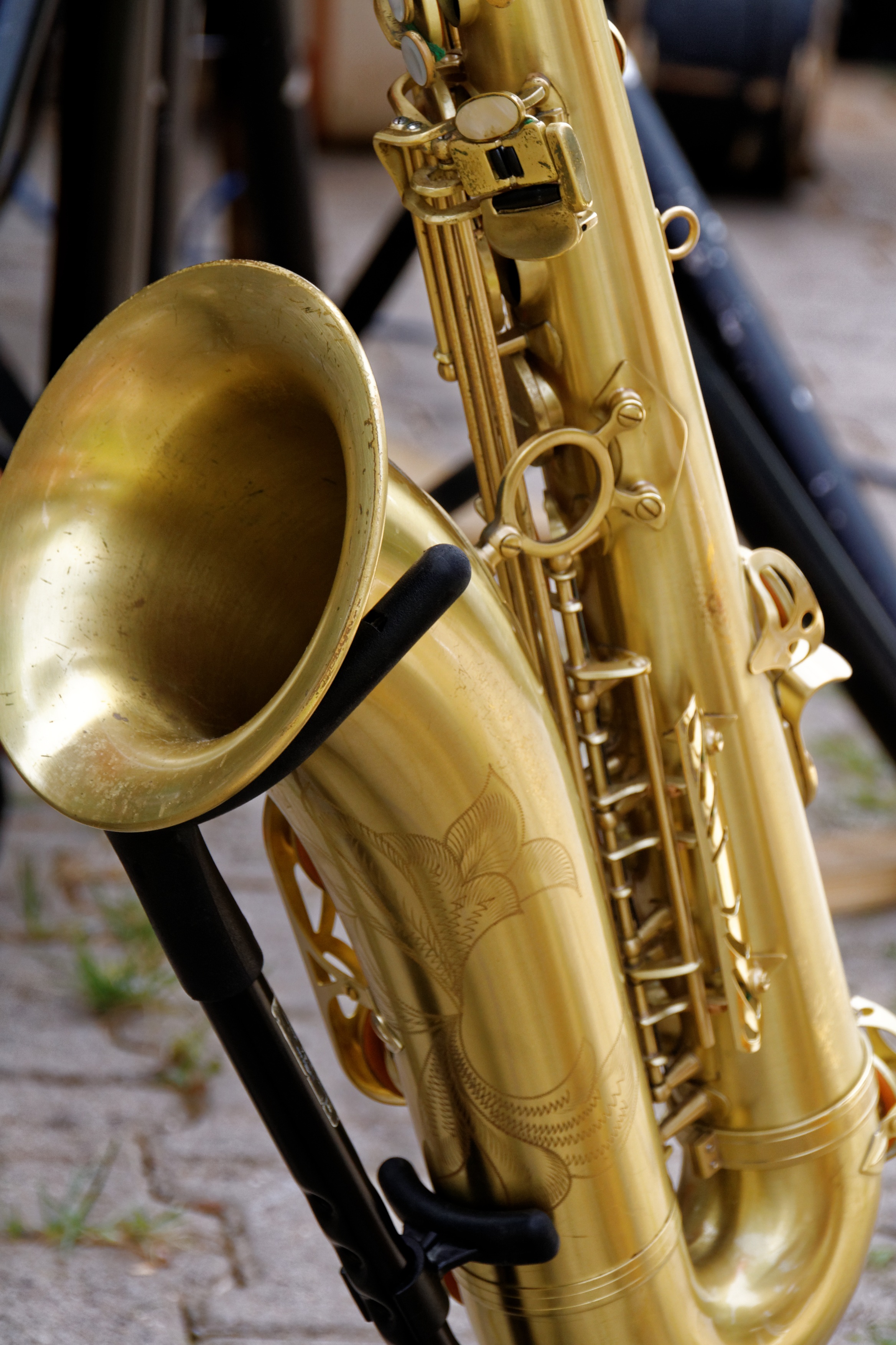 yamaha alto saxophone resting on a saxophone stand